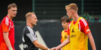 Neu-Trainer Lustrinelli will bei Union Siegerteam aufbauen Neuzugänge unter sich: Union-Trainer Mauro Lustrinelli (M) klatscht Zeno van den Bosch ab (r)