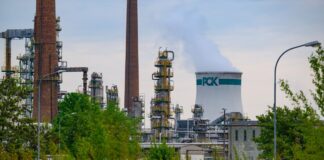Ministerium: Verhandlungen für Ölpipeline-Ausbau gestoppt Wie geht es weiter mit der Ölraffinerie PCK in Schwedt im Nordosten Brandenburgs? (Archivbild)