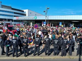 Festnahmen bei Demo am Rande des CSD in Berlin Bei einer Demo kam es zu Zwischenfällen.