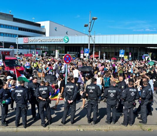 Festnahmen bei Demo am Rande des CSD in Berlin Bei einer Demo kam es zu Zwischenfällen.