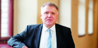 Halbfinale für die Berlin-Wahl: Landeswahlleiter Stephan Bröchler im Interview Laut Stephan Bröchler laufen die Vorbereitungen zur Berlin-Wahl 2026 gut – doch eine gewisse Anspannung bleibt. Bild: IMAGO / Berlinfoto