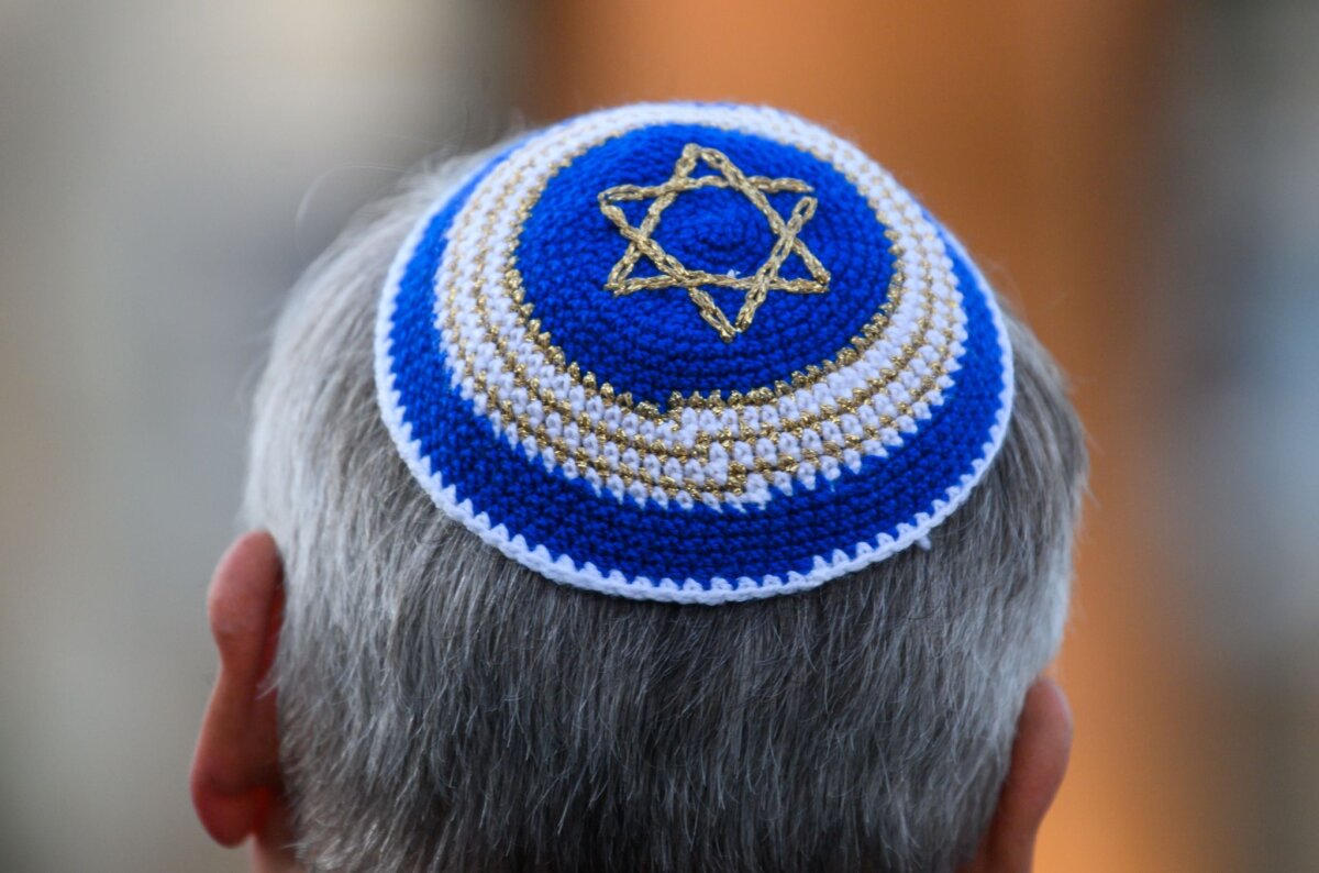 Mann mit Kippa Jüdische Menschen sind in Berlin immer wieder antisemitischen Anfeindungen ausgesetzt. (Symbolbild)
