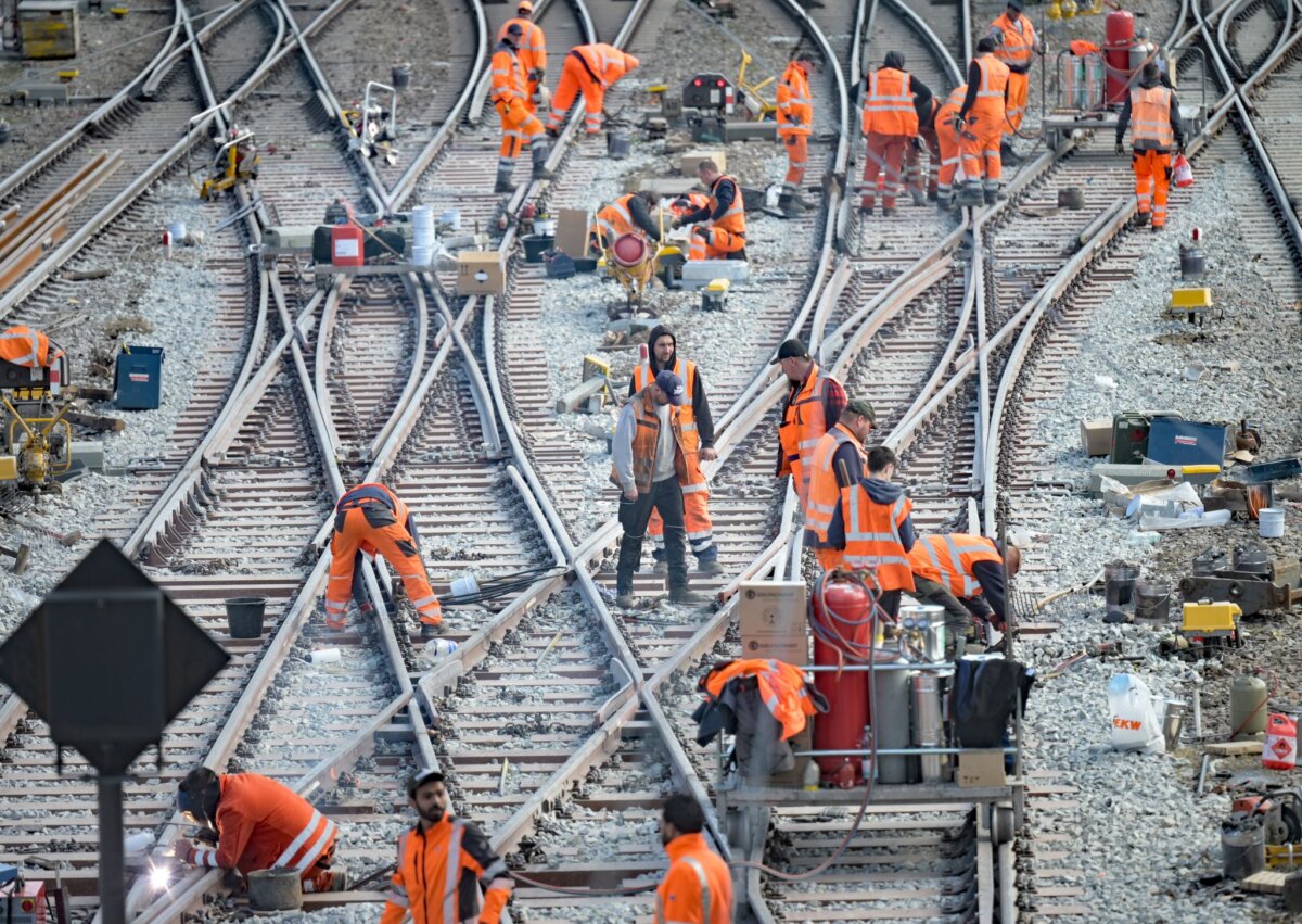 Bauarbeiten Am Münchner Hauptbahnhof Vor allem wer besonders schwere Arbeit in seinem Beruf ausüben muss, ist oft froh über die Rente ohne Abschläge nach 45 Versicherungsjahren. (Archivbild)