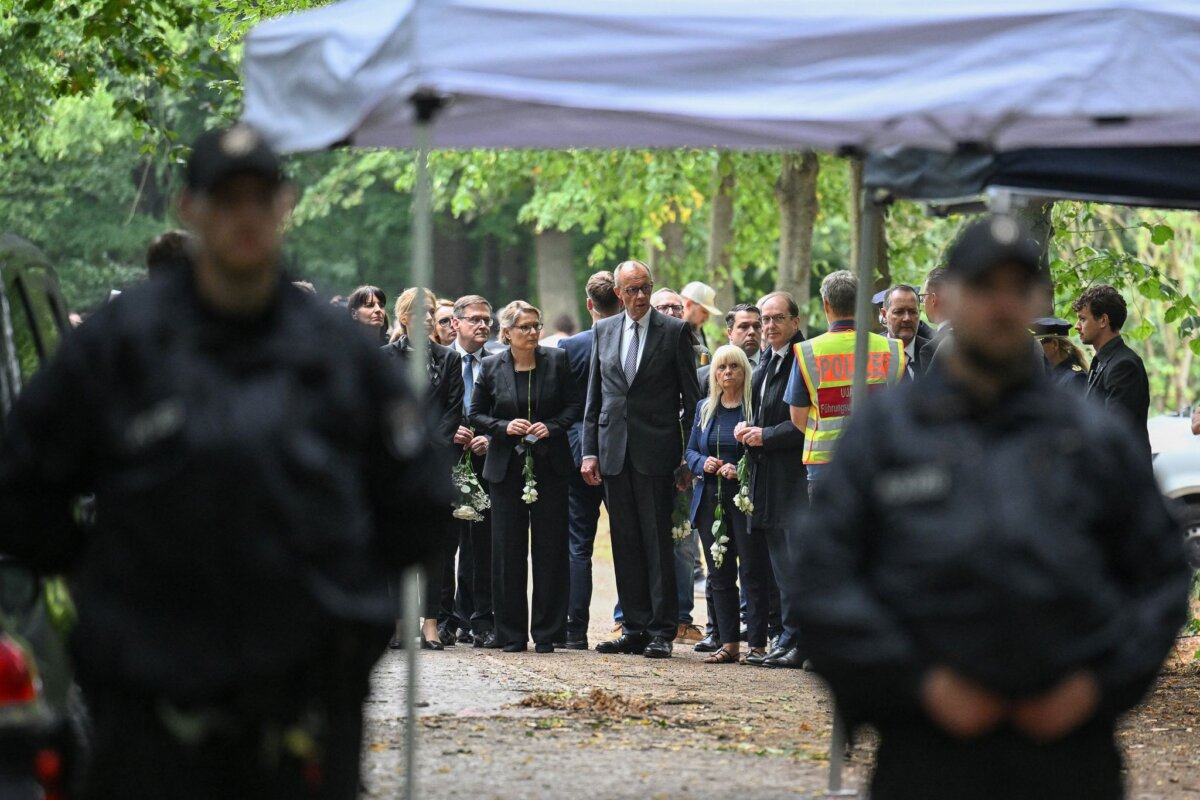 Auto fährt in Menschenmenge - CSD abgebrochen Bundeskanzler Friedrich Merz (CDU) ist am Tatort.