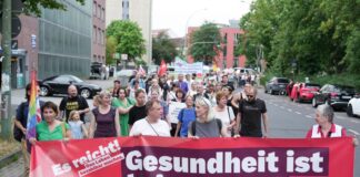 Hunderte in Potsdam gegen Kürzungen im Gesundheitswesen Mehrere hundert Menschen haben in Potsdam vor weiteren Schließungen bei Krankenhäusern und vor Kürzungen gewarnt.