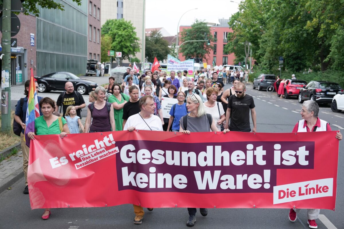 Demonstration gegen Kürzungen im Gesundheitswesen Mehrere hundert Menschen haben in Potsdam vor weiteren Schließungen bei Krankenhäusern und vor Kürzungen gewarnt.