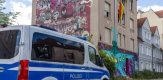 Mutmaßlicher Anschlag: Verein für mehr Courage gegen rechts Nach einem mutmaßlichen Brandanschlag auf das alternative Wohnprojekt «Zelle 79» in Cottbus ermitteln Staatsschutz und Mordkommission.