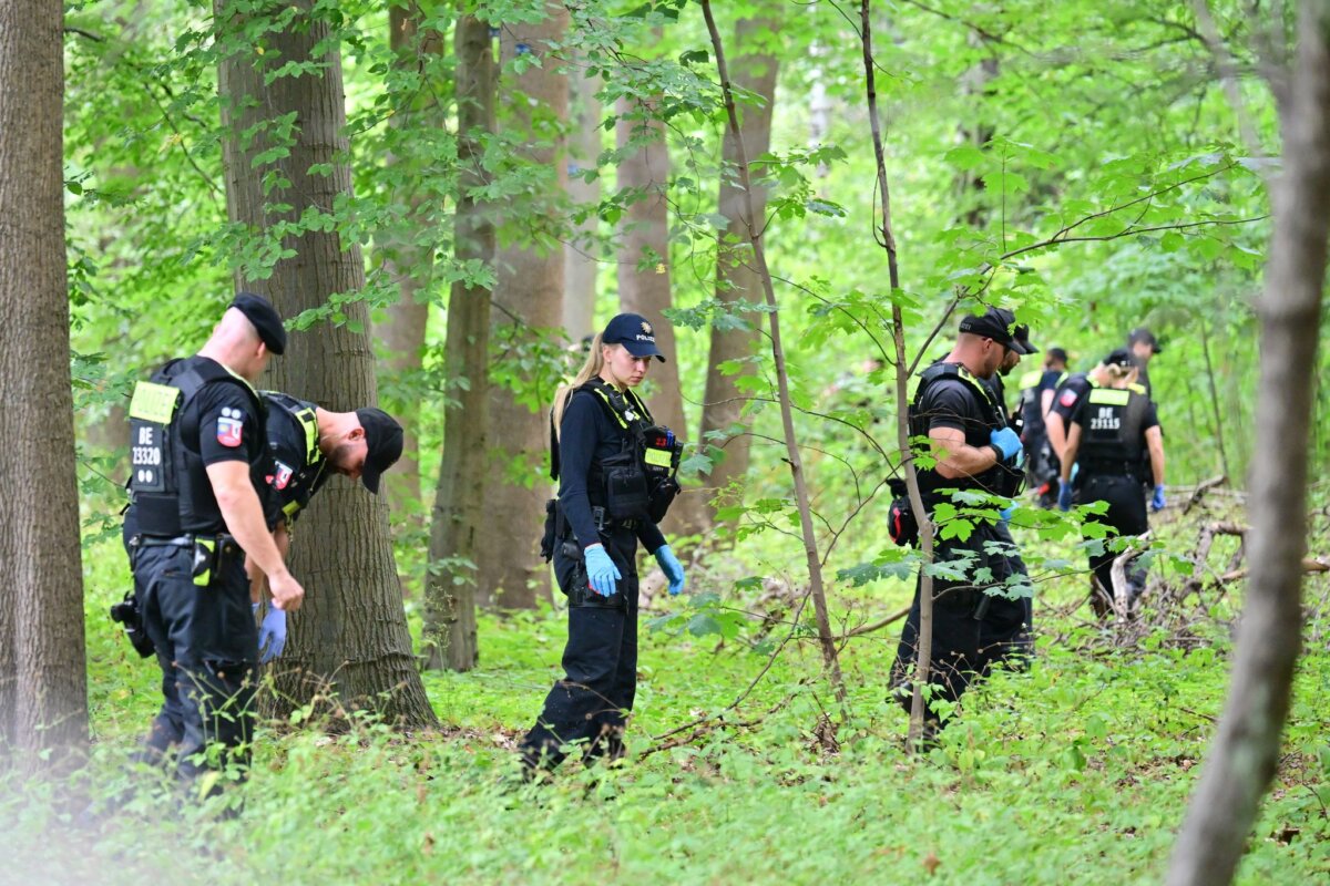 Auto rast in Menschenmenge - CSD abgebrochen Die Polizei durchsucht das Gebiet rund um den Wagen.