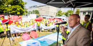 Warnstreiks im Einzel- und Großhandel angelaufen Der Linke-Politiker Gregor Gysi spricht auf einer Streikkundgebung im Berliner und Brandenburger Handel.