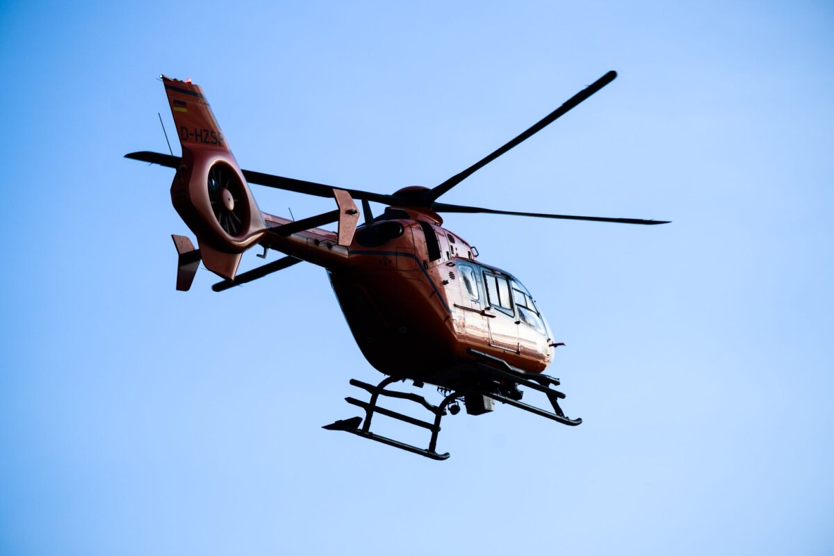 Rettungshubschrauber Auch ein Hubschrauber war bei der Suche im Einsatz. (Symbolbild)