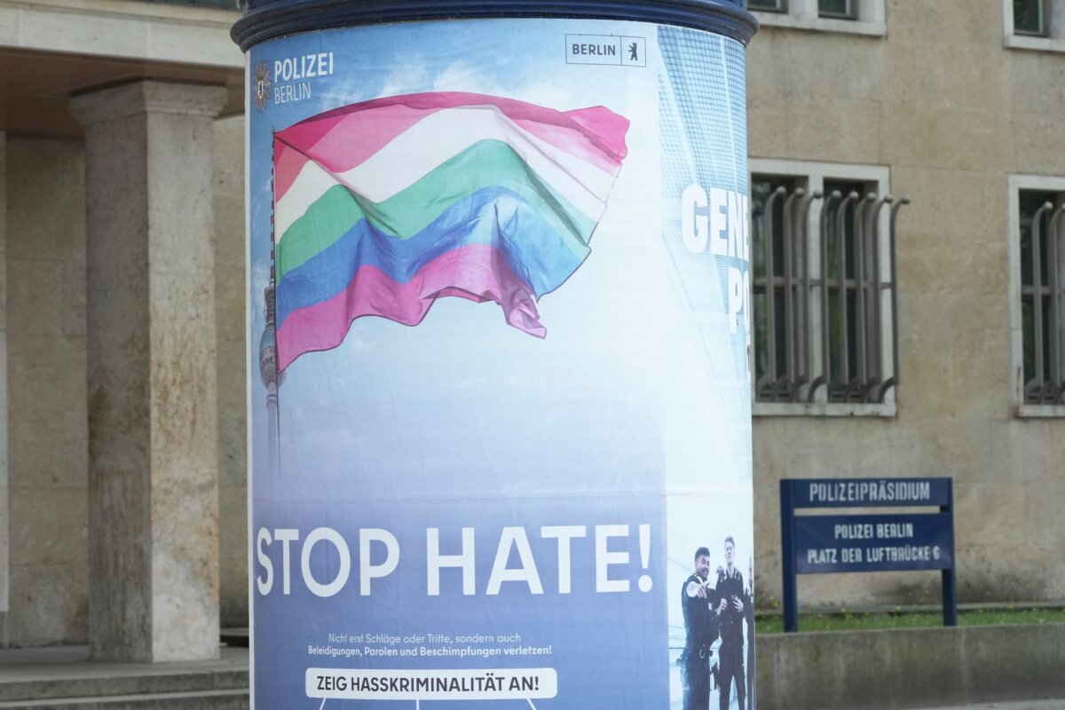 Regenbogenfahne bei der Polizei Berlin Ein Verein homosexueller Polizisten beklagt, dass das Hissen der Regenbogenflagge vor dem Polizeipräsidium Anfeindungen im Internet auslöste.