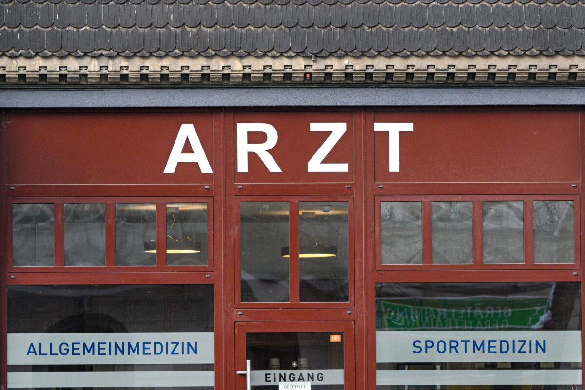 Arztschild Die Kassenärztliche Vereinigung Berlin rechnet mit negativen Folgen für Patientinnen und Patienten. (Symbolbild)