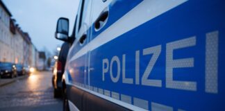 77-Jähriger mit Messer-Attrappe – Polizei setzt Taser ein Die Polizei setzte bei dem Einsatz einen Taser gegen den Mann ein. (Symbolbild)