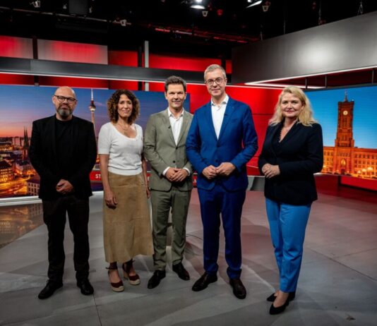 Parteien sehen neuen CDU-Spitzenmann Evers als Wegner II Kurz nach seiner Wahl zum CDU-Spitzenkandidaten trat Finanzsenator Stefan Evers gemeinsam mit Vertretern anderer Parteien im RBB-Fernsehen auf.