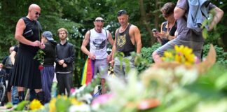 Trauermarsch in Richtung Brandenburger Tor geplant Es wurden Blumen und Kerzen am Tatort abgelegt.