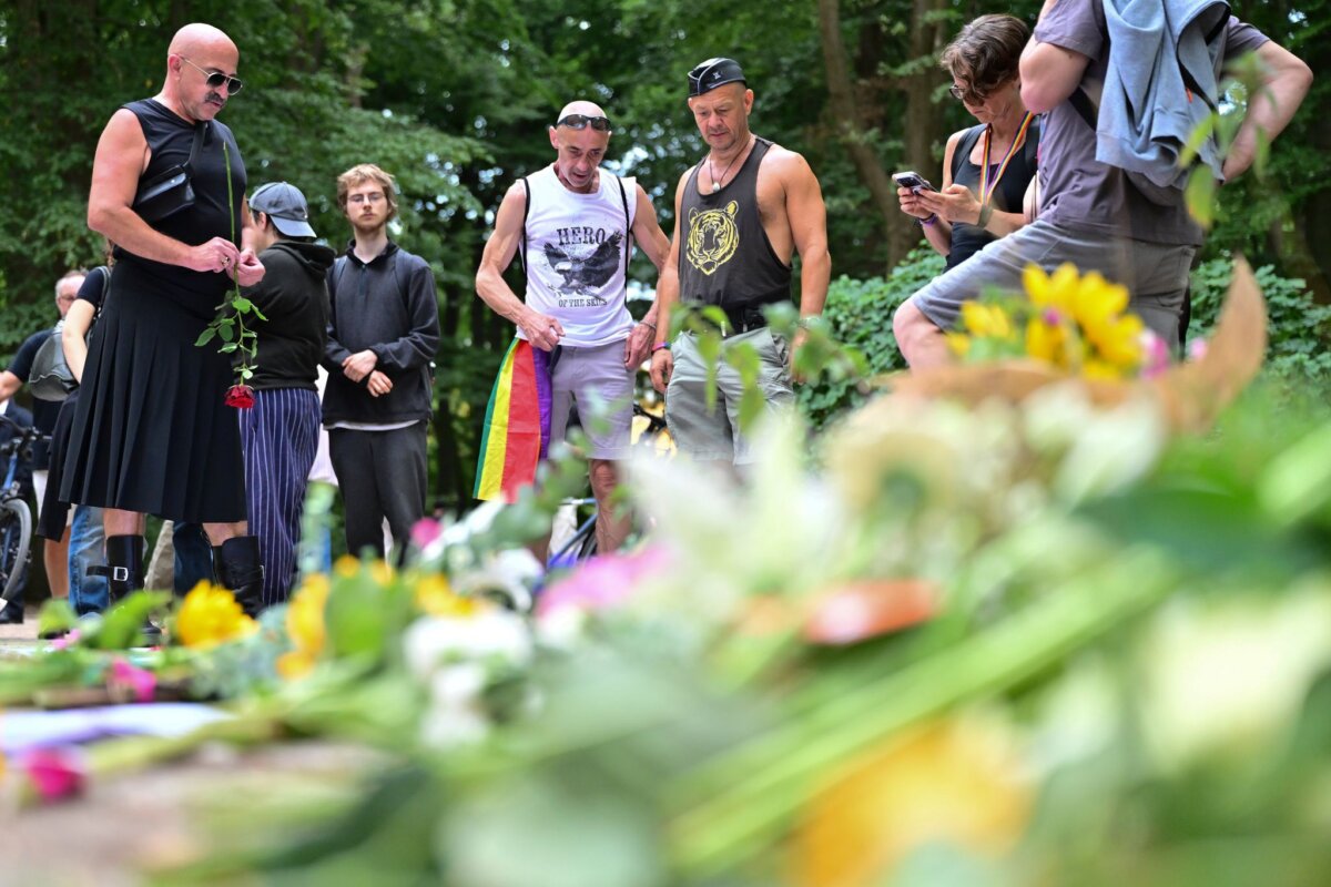 Auto fährt in Menschenmenge - CSD abgebrochen Es wurden Blumen und Kerzen am Tatort abgelegt.