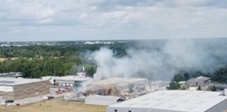 Feuer zerstört Halle mit Papphülsen – Millionenschaden Eine Lagerhalle mit Papphülsen ging in Oranienburg in Flammen auf.