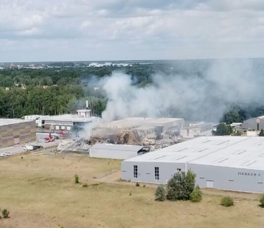 Feuer zerstört Halle mit Papphülsen – Millionenschaden Eine Lagerhalle mit Papphülsen ging in Oranienburg in Flammen auf.