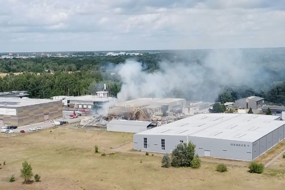 Brand in Lagerhalle in Oranienburg ausgebrochen Eine Lagerhalle mit Papphülsen ging in Oranienburg in Flammen auf.