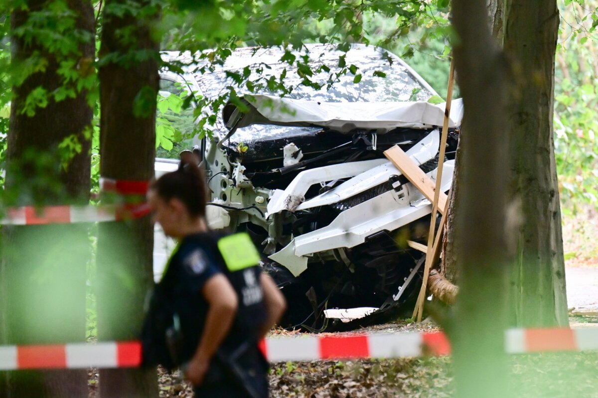 Auto rast in Menschenmenge - CSD abgebrochen Das zerstörte Fahrzeug steht im Tiergarten.