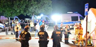 Nach Angriff Polizei-Einsatz in Schöneberg – Keine Festnahme Einsatzkräfte der Polizei und Rettungskräfte stehen im Großen Tiergarten nach dem Abbruch des Christopher Street Day (CSD).