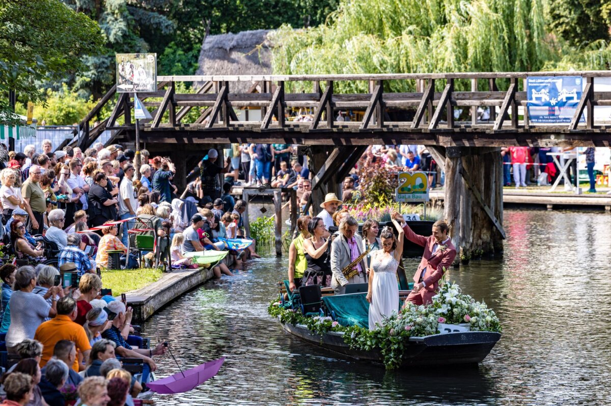 Spreewaldfest mit Kahnkorso Füße im Wasser und auf dem Kahn wird getanzt: So wird in Lübbenau entspannt die Kahnparade gefeiert.