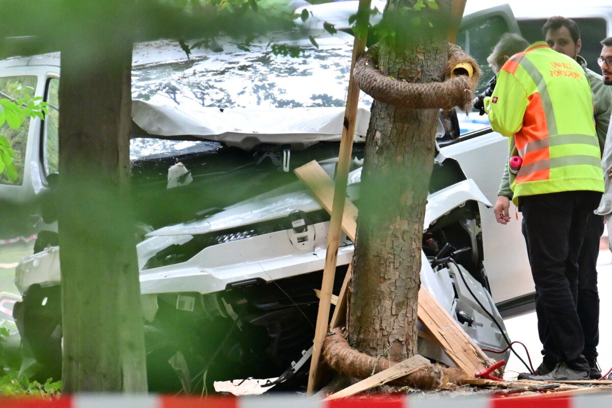 Auto fährt in Menschenmenge - CSD abgebrochen Der Angriff auf Menschen beim Christopher Street Day (CSD) erfolgte mit einem weißen Kleintransporter.