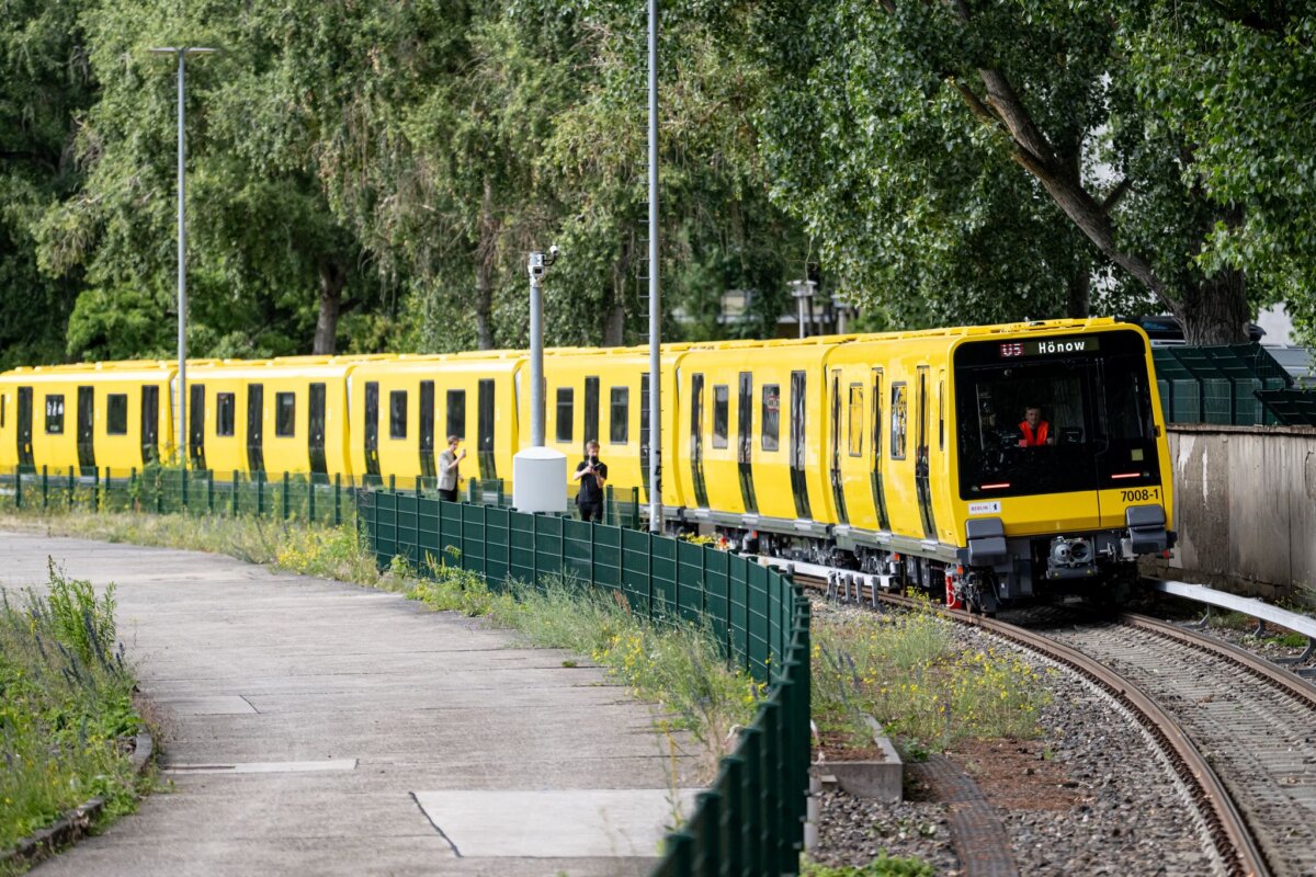 BVG Zug Baureihe J Die BVG kann 166 weitere Züge der Baureihe J bestellen. (Archivbild)
