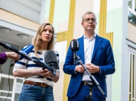 Evers ist neuer Spitzenkandidat der Berliner CDU Der neue Berliner CDU-Spitzenkandidat Stefan Evers gibt neben der Berliner CDU-Generalsekretärin Ottilie Klein ein Statement.