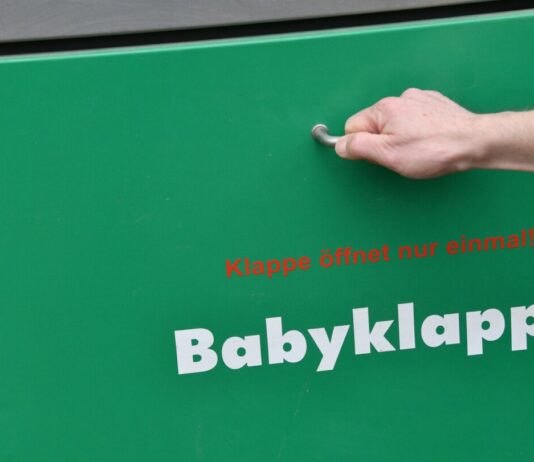 Debatte um Babyklappe in Potsdam nach Aus für Geburtshilfe Die Babyklappe am St. Josefs-Krankenhaus in Potsdam wird mit dem Aus der Geburtshilfe nicht mehr weiter betreiben. (Archivbild)