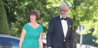 Nach Angriff: Dobrindt bietet Berlin Unterstützung an Der Kanzler befand sich zum Tatzeitpunkt bei der Eröffnung der Bayreuther Festspiele.