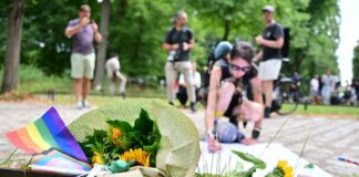 Blumen, Trauer und Tränen nach Angriff am Rande des CSD Nach dem Anschlag am Rande des CSD in Berlin trauern viele Menschen.