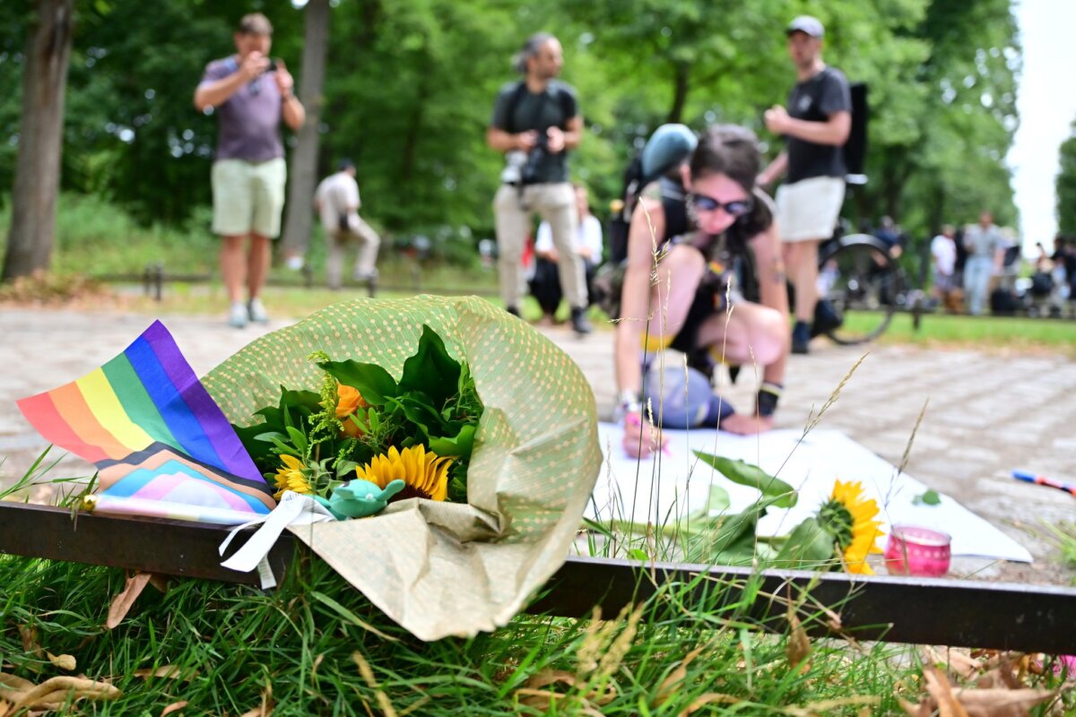 Auto rast in Menschenmenge - CSD abgebrochen Nach dem Anschlag am Rande des CSD in Berlin trauern viele Menschen.