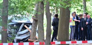 Polizei: Ermittler müssen Spurenlage analysieren Nach dem Angriff am Rande des CSD steht das weiße Tatfahrzeug noch imTiergarten.