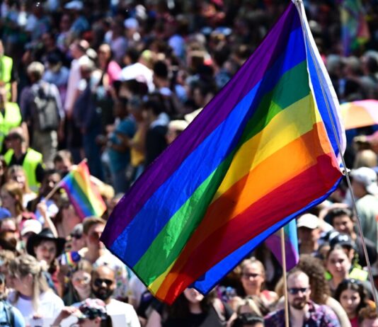 Schüsse mit Softairwaffe auf CSD-Teilnehmende Schüsse mit einer Softairwaffe am Rande des Berliner CSD: Vier Teilnehmende werden leicht verletzt. (Symbolbild)