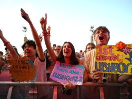 Partystimmung und volle Dancefloors beim Lollapalooza Wer schafft es nach oben? Zara Larsson holt bei ihren Konzerten immer wieder Fans auf die Bühne.
