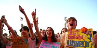 Partystimmung und volle Dancefloors beim Lollapalooza Wer schafft es nach oben? Zara Larsson holt bei ihren Konzerten immer wieder Fans auf die Bühne.