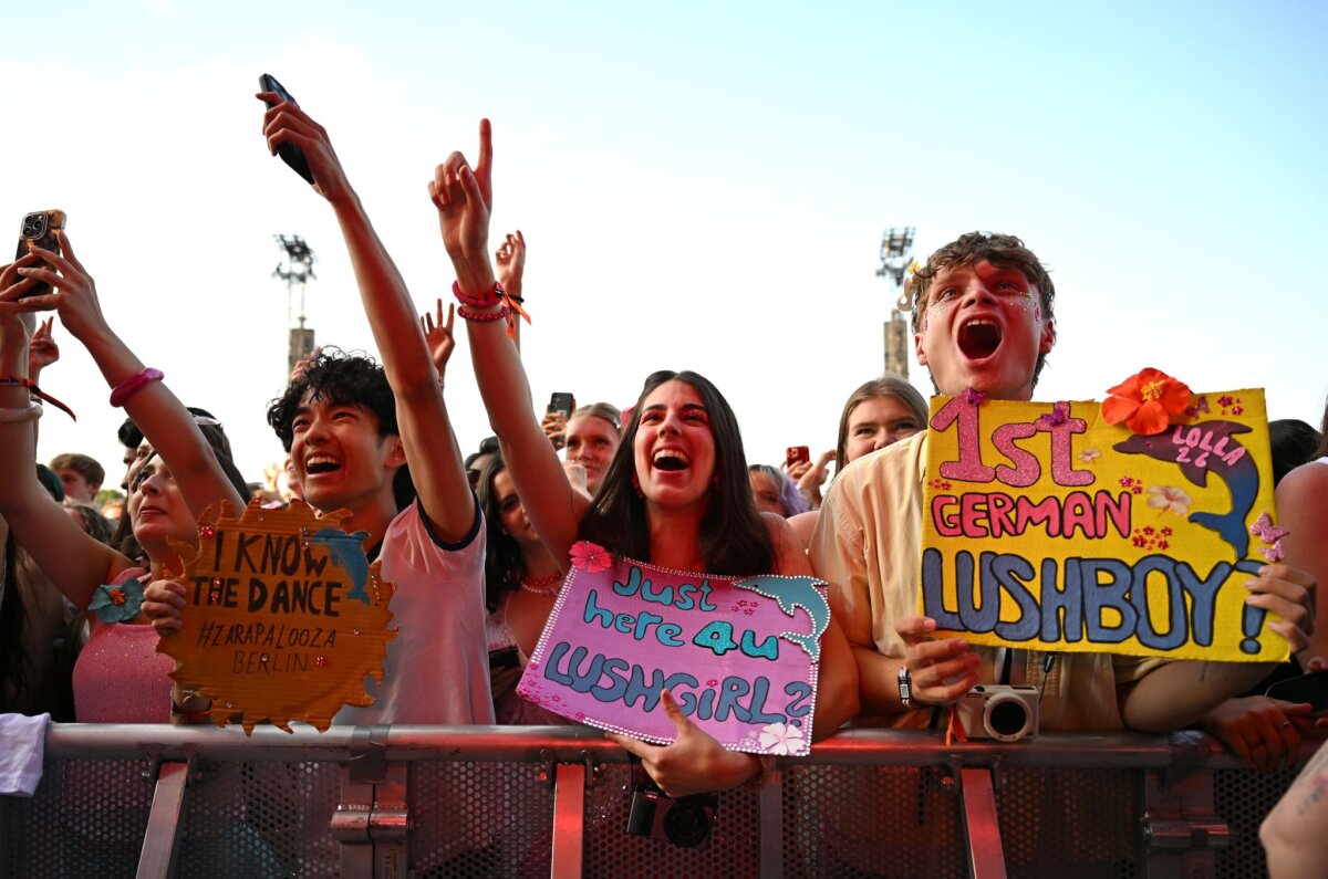 Lollapalooza Festival Berlin - Tag 1 Wer schafft es nach oben? Zara Larsson holt bei ihren Konzerten immer wieder Fans auf die Bühne.
