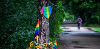 Polen ermittelt nach Tod von Mutter bei CSD-Anschlag Blumen, Kerzen und persönliche Botschaften nahe dem Ort in Tiergarten, wo ein Fahrzeug am Rande des CSD in die Menge gefahren war. (Foto Archiv)