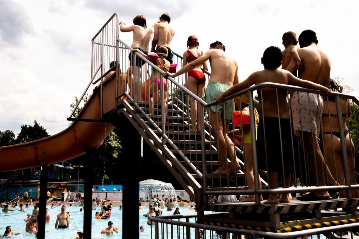 Sommerliche Hitze in Berlin - Prinzenbad Viele Badegäste verbringen oft Stunden in den Sommerbädern. (Archivbild)