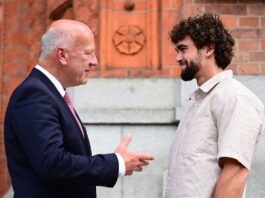 Ultra-Läufer Saatçi trägt sich ins Berliner Gästebuch ein Der Läufer durfte sich ins Gästebuch der Stadt Berlin eintragen. Der Regierende Bürgermeister Kai Wegner (CDU) empfing den 28-Jährigen im Roten Rathaus.
