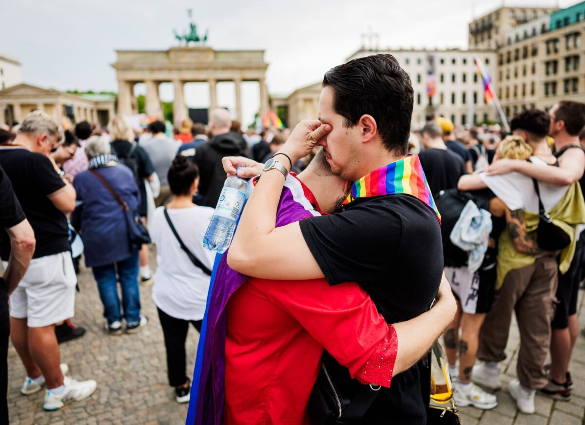 Auto fährt in Menschenmenge - CSD abgebrochen Der Berliner Christopher Street Day (CSD) endete am Samstagabend in einer Tragödie.