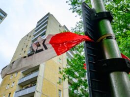 Augenzeugen zu Hochhaussturz von Sechsjährigem gesucht Am Morgen nach dem Sturz hängt noch Absperrband der Polizei an einem Mast.