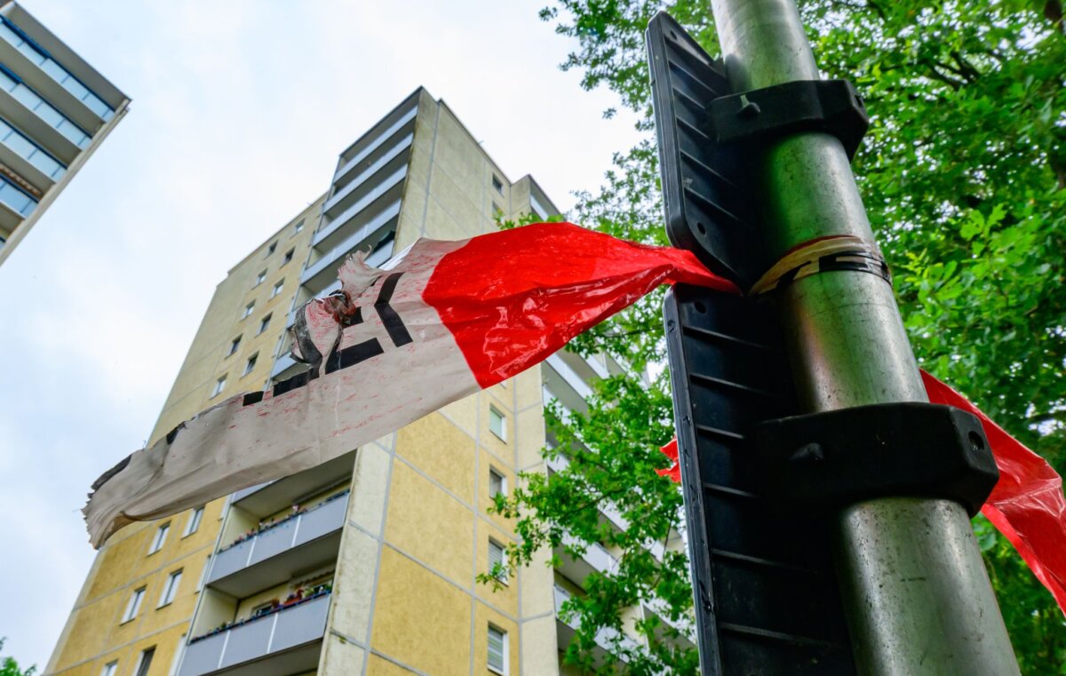 Tödlicher Sturz Am Morgen nach dem Sturz hängt noch Absperrband der Polizei an einem Mast.