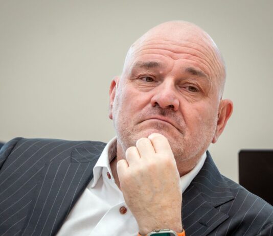 Crumbach kritisiert höhere Schienenmaut für Personenverkehr Brandenburgs Verkehrsminister Robert Crumbach (SPD) sieht die Anpassung der Trassenentgelte mit großer Sorge. (Archivbild)