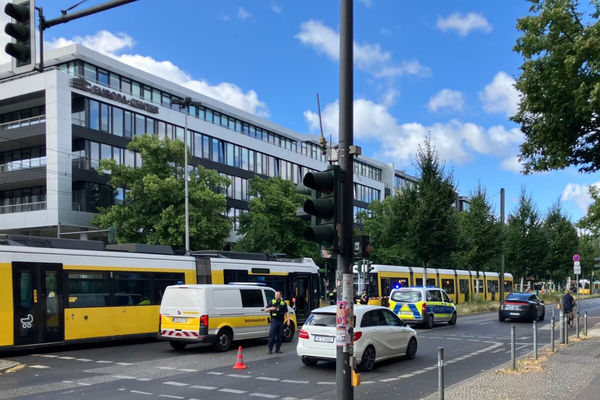 Radfahrer-Unfall mit Straßenbahn in Berlin-Adlershof Ein Radfahrer wird in Berlin bei einem Unfall mit einer Tram verletzt.