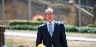 Fußfessel, Gewahrsam, Strafrecht: Ist Terror zu stoppen? Innenminister Dobrindt plädiert für Ausweitung der Überwachungsmöglichkeiten.