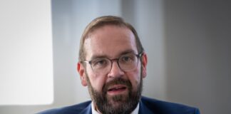Minister hofft auf Lehrkräfte aus anderen Bundesländern Hoffmann blickt auf ein schwieriges Schulhalbjahr. (Archivbild)