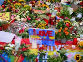 CSD-Anschlag: Hunderte gedenken am Brandenburger Tor Hunderte trauerten am Montag um die Opfer.