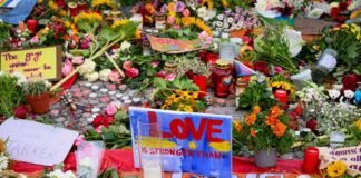 CSD-Anschlag: Hunderte gedenken am Brandenburger Tor Hunderte trauerten am Montag um die Opfer.